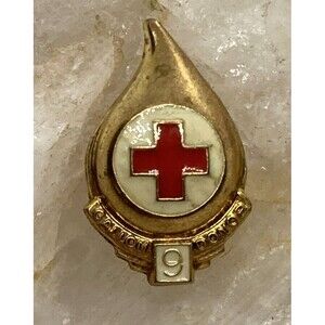 Vintage Red Cross 9 Gallon Donor Blood Donor Gold Tone Pin‎ Lapel Pin